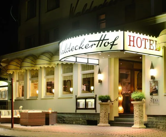 Waldecker Hof am Abend