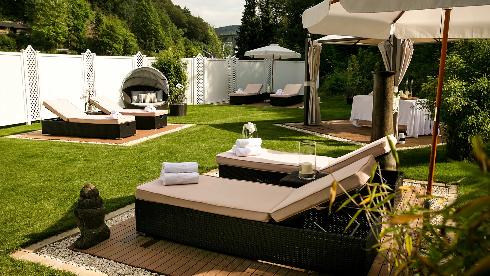 Sonniger Spa-Garten mit Ruheliegen