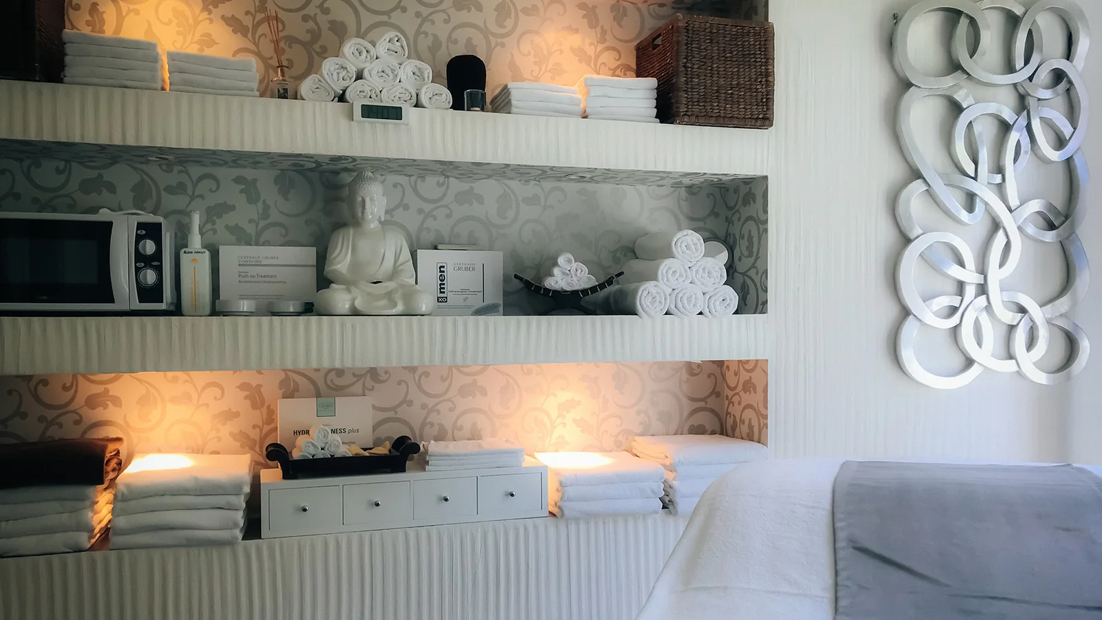 Handtücher und Spa-Liege